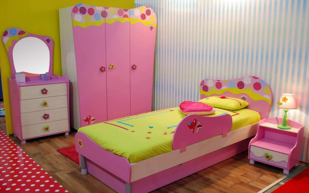 kamar tidur dengan furnitur nuansa pink